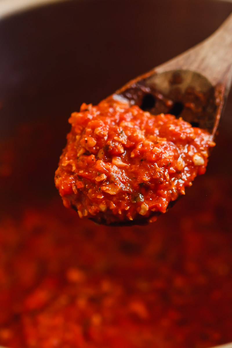 Vegan Lasagna Bowl by Pasta-based. All the ingredients of a lasagna but in a bowl! A spoonful of vegan meat sauce/bolognese sauce made with tomato sauce, cauliflower and walnuts.